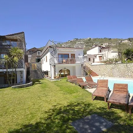 Sleeps 7 Pool Air Con Wifi Nerano